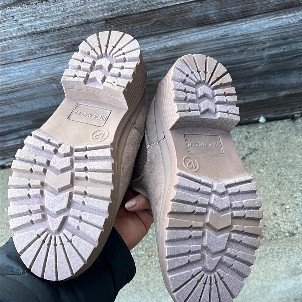 Steve Madden Tan Chelsea Boots with Chunky Sole and Elastic Panels - Picture 5 of 7